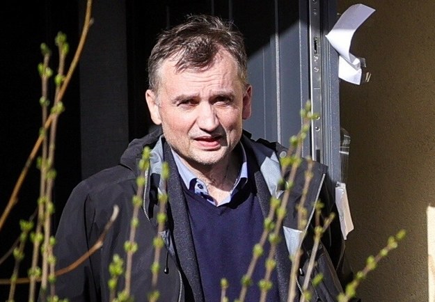 Zbigniew Ziobro przed swoim domem w Warszawie w marcu tego roku /Rafał Guz /PAP