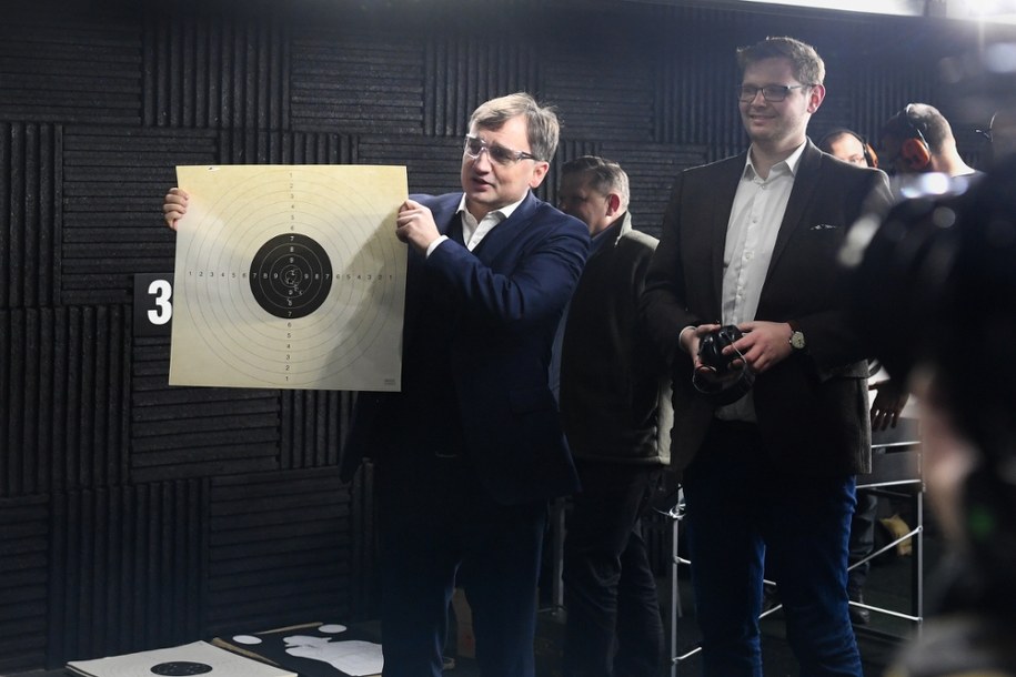 Zbigniew Ziobro (z lewej) podczas ćwiczeń strzeleckich funkcjonariuszy (zdjęcie archiwalne) /Andrzej Lange /PAP