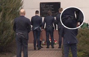 Zbigniew Ziobro z pistoletem podczas konferencji prasowej