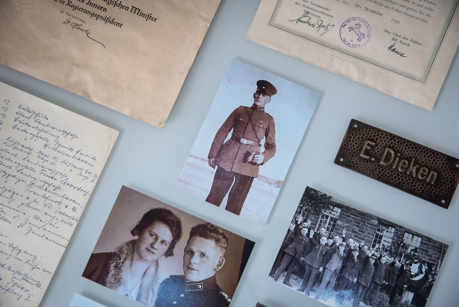 Zbiór dokumentów i pamiątek osobistych po Eilercie Diekenie prezentowany na wystawie „Zawołani po imieniu” w warszawskim Domu Bez Kantów /Instytut Pileckiego /PAP