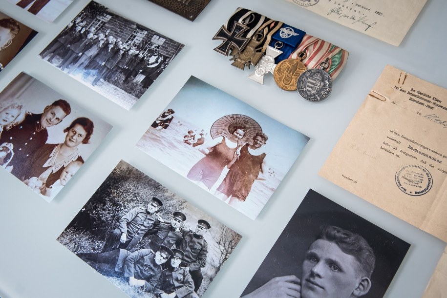 Zbiór dokumentów i pamiątek osobistych po Eilercie Diekenie prezentowany na wystawie „Zawołani po imieniu” w warszawskim Domu Bez Kantów /Instytut Pileckiego /PAP