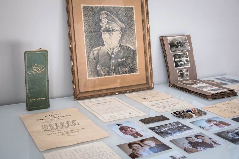 Zbiór dokumentów i pamiątek osobistych po Eilercie Diekenie prezentowany na wystawie „Zawołani po imieniu” w warszawskim Domu Bez Kantów /Instytut Pileckiego /PAP