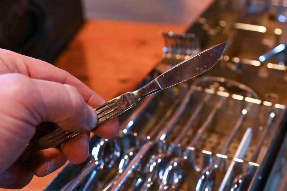 Zbiór zawiera około setki pochodzących z okresu międzywojennego narzędzi chirurgicznych, w tym skalpele. / PAP/Marcin Bielecki    /PAP