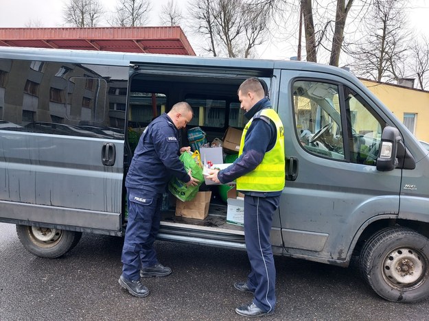 Zbiórka darów dla ukraińskich uchodźców przygotowana przez policjantów z Pabianic /lodzka.policja.gov.pl /Materiały prasowe