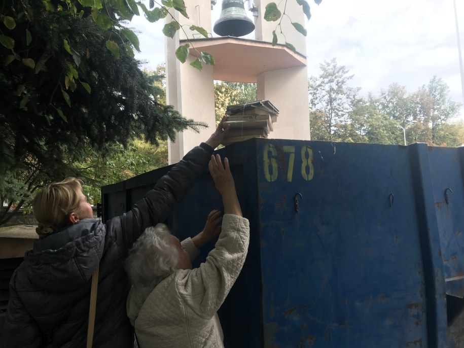 Zbiórka makulatury trwa przy ulicy Dickensa 5 w Warszawie /Michał Dobrołowcz /RMF FM