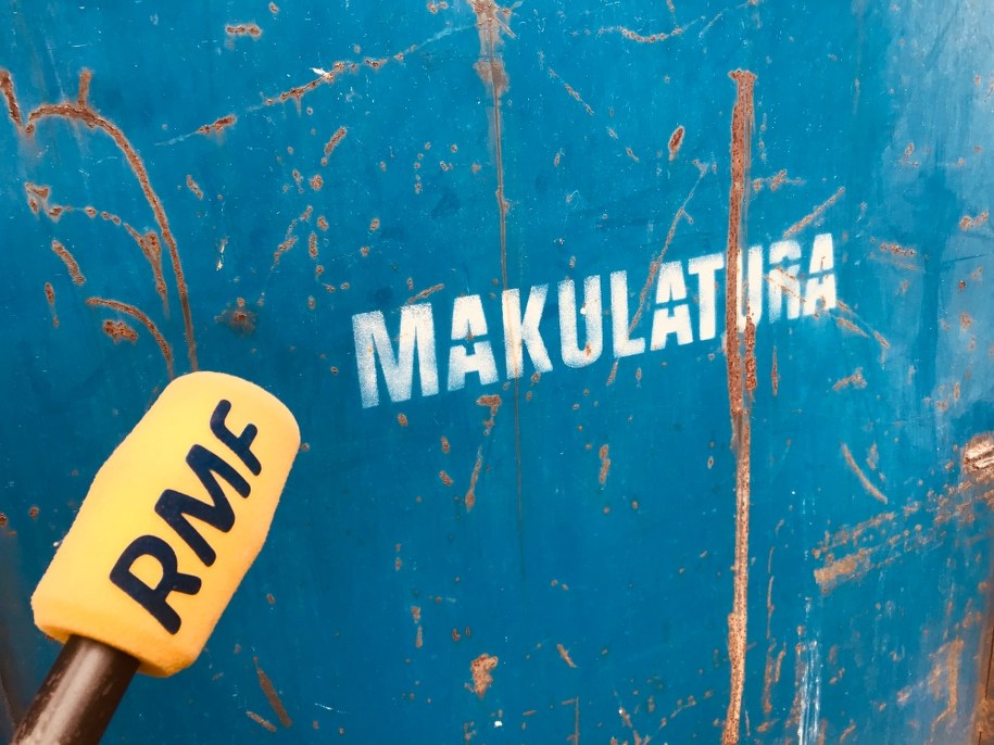 Zbiórka makulatury trwa przy ulicy Dickensa 5 w Warszawie /Michał Dobrołowcz /RMF FM