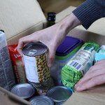 Zbiórka żywności na poznańskich targowiskach. Caritas przygotuje z niej obiady dla potrzebujących