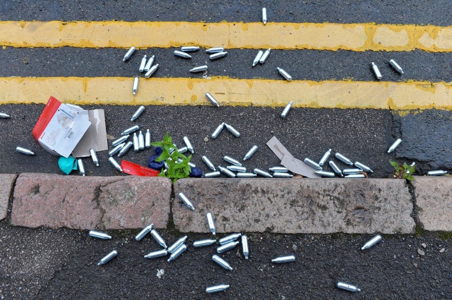 Zbiorniki po gazie rozweselającym na brytyjskich ulicach /	Alex Hannam /PAP/PA