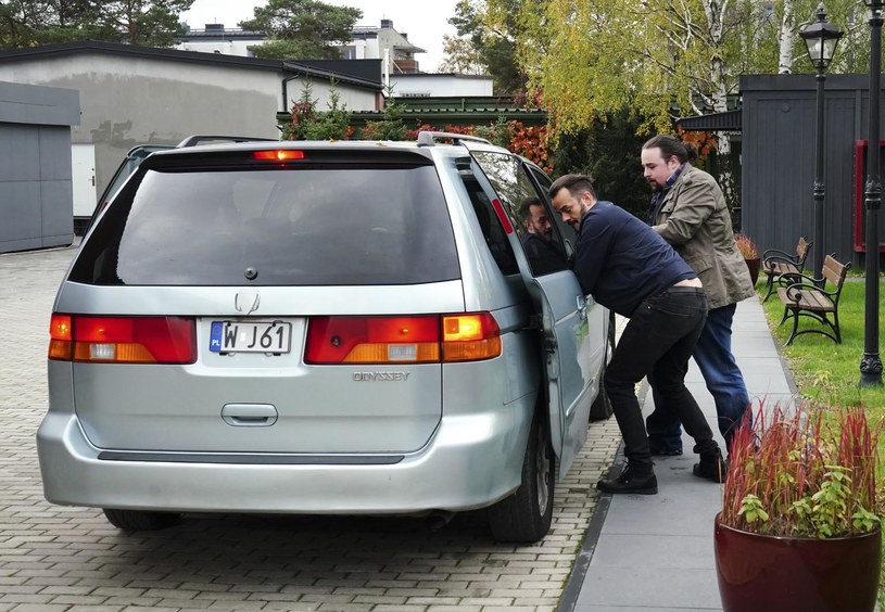 Zbiry wrzucą do samochodu ledwo trzymającego się na nogach Marcina /Źródło: AIM