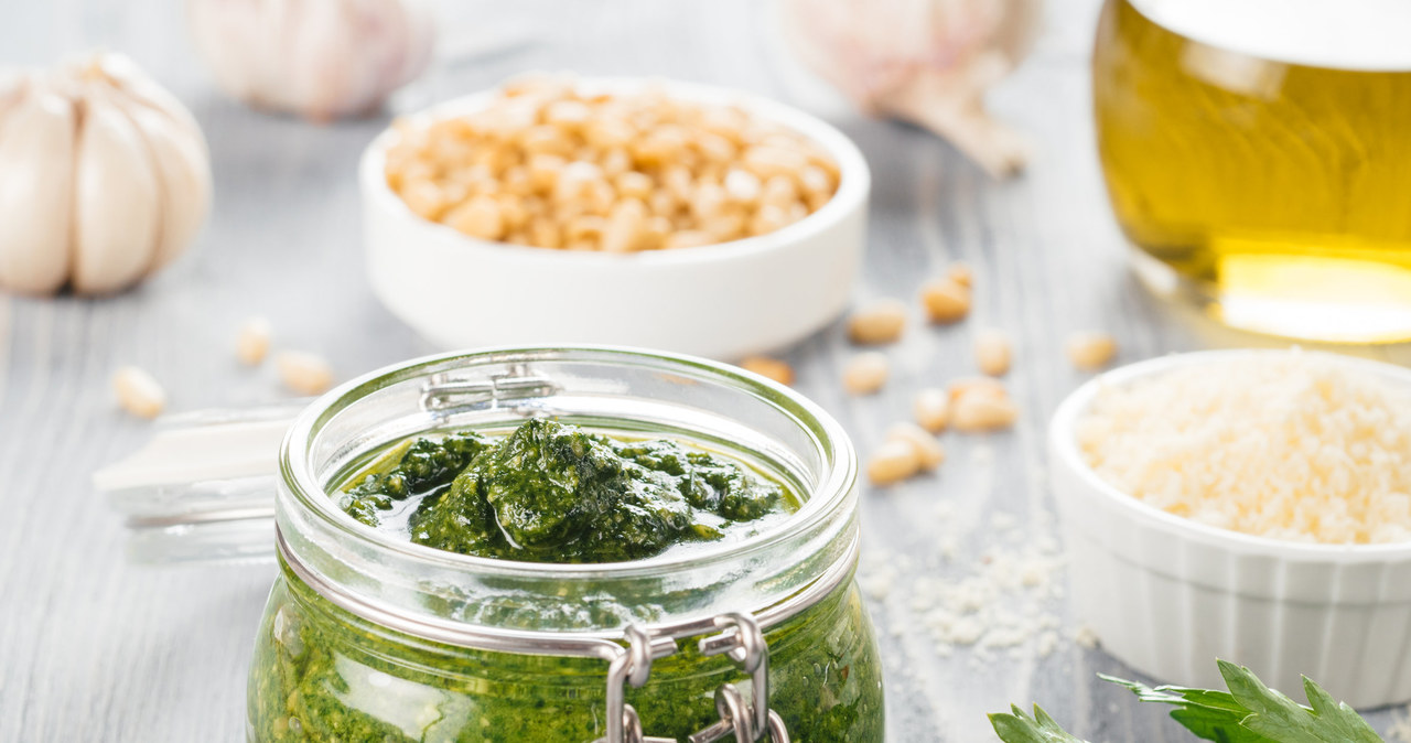 Zblednij pietruszkę z orzechami, oliwą i dojrzewającym serem a otrzymasz polską wersję sosu pesto /123RF/PICSEL