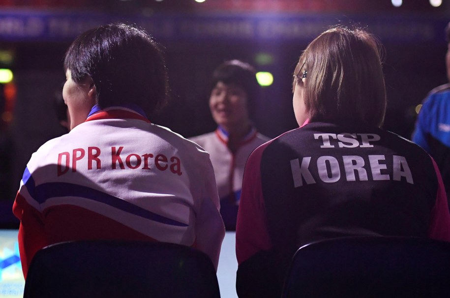 Zbliżenie obu państw widać także na zawodach sportowych. Podczas mistrzostw świata w tenisie stołowym wystąpiła wspólna reprezentacja Korei /PAP/EPA