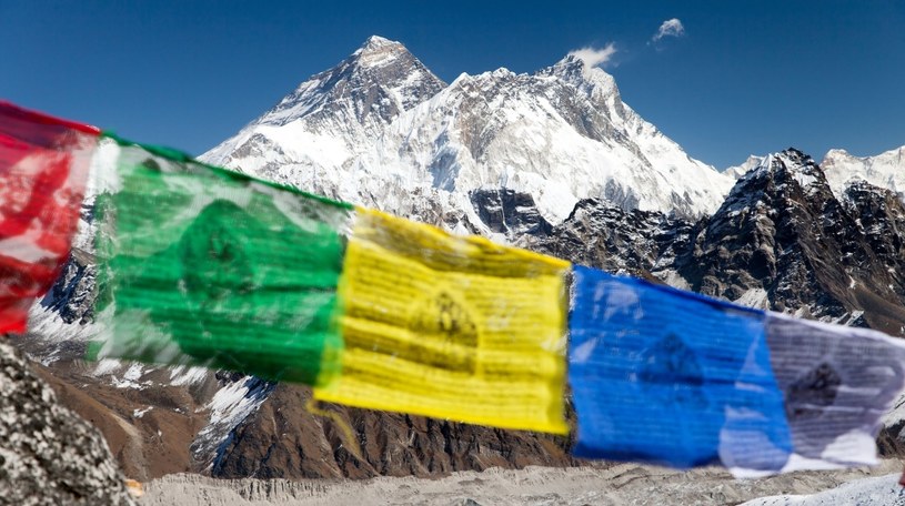 Zbocza Mount Everestu usłane są zwłokami alpinistów, którzy zmarli na skutek wyziębienia czy choroby wysokościowej. Dziś stanowią makabryczne "drogowskazy" dla innych podróżników... /123RF/PICSEL
