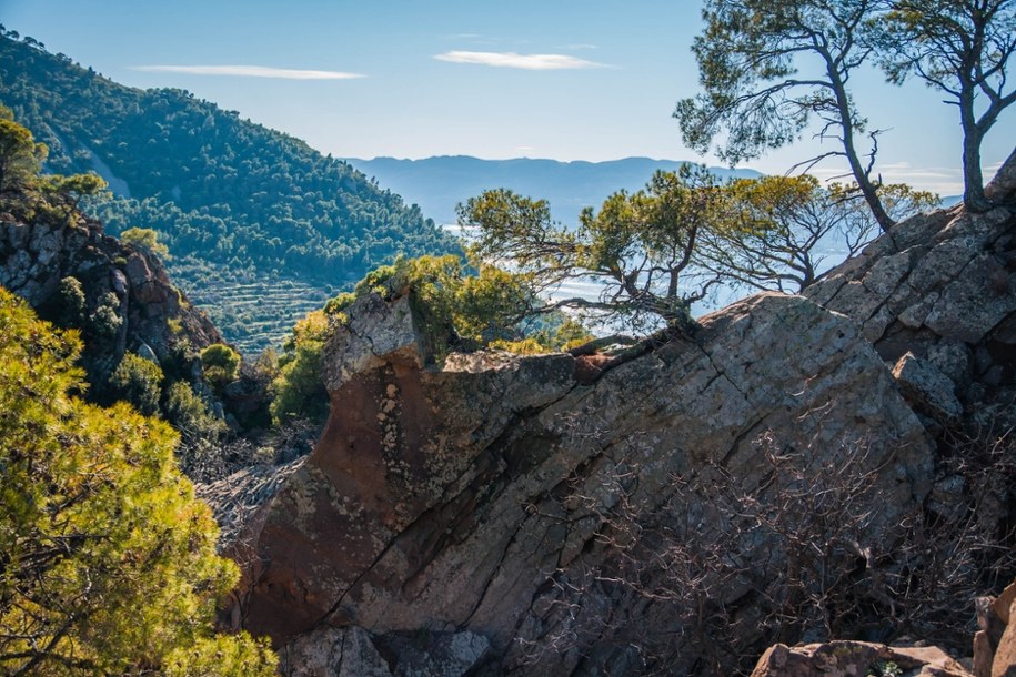 Zbocza wulkanu Methana w Grecji. /Shutterstock