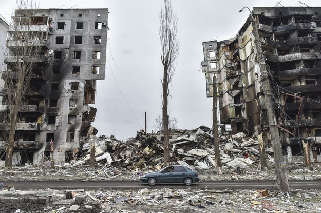 Zbombardowany blok mieszkalny w Borodziance /OLEG PETRASYUK /PAP/EPA
