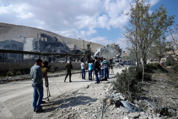 Zbombardowany budynek wojskowego ośrodka naukowo-badawczego w Damaszku /YOUSSEF BADAWI /PAP/EPA