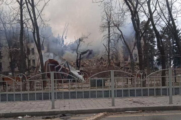Zbombardowany Teatr Dramatyczny w Mariupolu /VROU /PAP