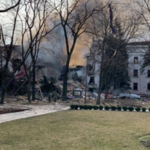 Zbombardowany teatr w Mariupolu. Zginęło nawet 300 osób