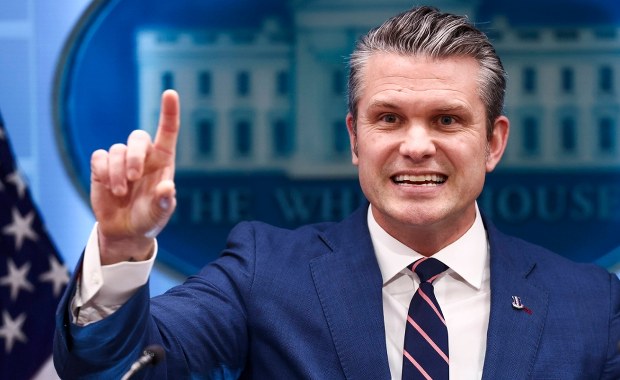 "Zbombardujemy kluczowe obiekty". Hegseth grozi Iranowi