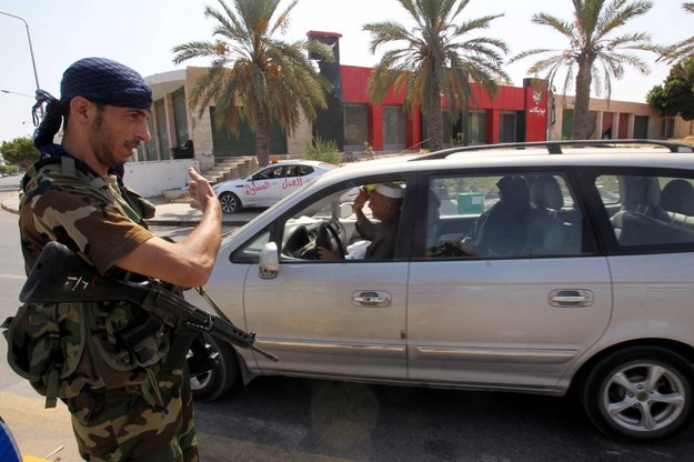 Zbrojne milicje w Libii wywodzą się głównie z rebeliantów, którzy w 2011 roku obalili reżim Muammara Kadafiego, a potem odmówili złożenia broni (na zdjęciu: rebeliant w Trypolisie, sierpień 2011) /MOHAMED MESSARA /PAP/EPA