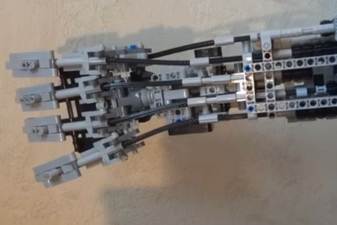 Zbudowana przez Polaka ręka z klocków Lego /materiały prasowe