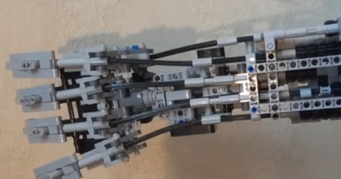 Zbudowana przez Polaka ręka z klocków Lego /materiały prasowe