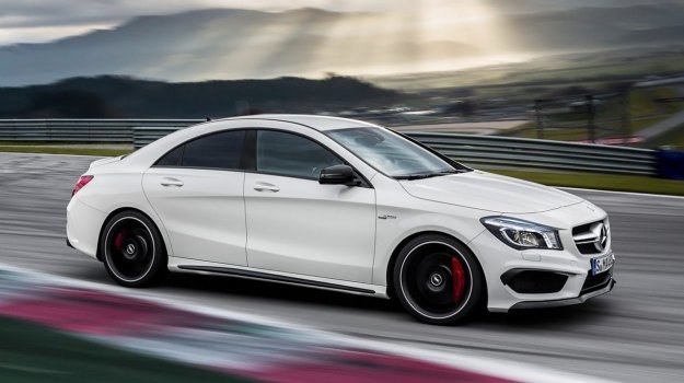 Mercedes CLA 45 AMG - za ciosem Zbudowany na platformie klas A i B model CLA ma dwie pary pozbawionych ramek drzwi i profil inspirowany autami z nadwoziem coupe. /Mercedes