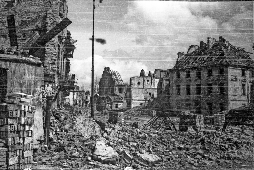 Zburzona Warszawa, 1945 rok. Rynek Nowego Miasta /Karol Pecherski /Agencja FORUM