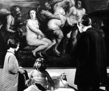 "Zbyszek Cybulski, który kibicował naszej pracy, oświadczył, że jest dziewczyna na Wybrzeżu, która z nim kończyła krakowską szkołę, ale to porządna dziewczyna, jeszcze dziewica i jego przyjaciółka, której nie pozwoli skrzywdzić. Może ją sprowadzić na próbne zdjęcia, pod warunkiem, że ją sam przywiezie i odwiezie. I przywiózł Kalinę Jędrusik, on, strażnik jej cnoty, choć Kalina nigdy nie robiła wrażenia, by kiedykolwiek mogła być dziewicą. A jednak była to prawda" - opowiada Kazimierz Kutz, który pełnił przy "Kanale" obowiązki drugiego reżysera.

"Kalina wyglądała wtedy jak świeżo wypieczona bułeczka; z obfitym biustem sięgającym niemal po zęby i oczami młodej sowy. Mówiąc nieco po staroświecku, była ponętna. Ale jej seks był z modelu, który dopiero miał nadejść. Dlatego nie nadawała się na bohaterkę 'Kanału'. Ostatecznie rolę tę zagrała Teresa Iżewska" - doprecyzował Kutz.