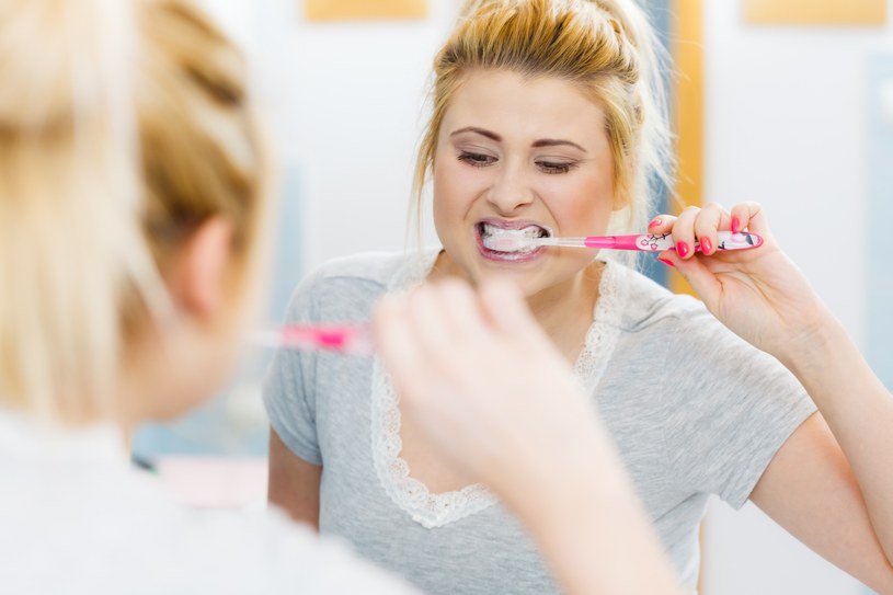 Zbyt częste mycie zębów, w które dodatkowo wkłada się dużo siły, nie jest dobre dla zębów /123RF/PICSEL
