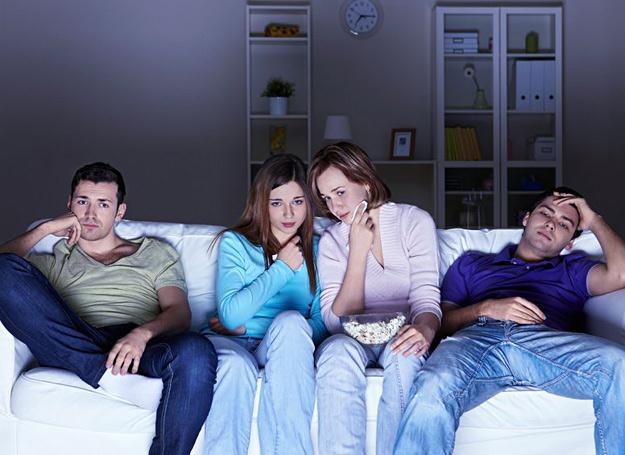 Zbyt długie wysiadywanie przed telewizorem może mieć dewastujący wpływ na nasze zdrowie /fot. 123RF /&copy; EurekNews.pl