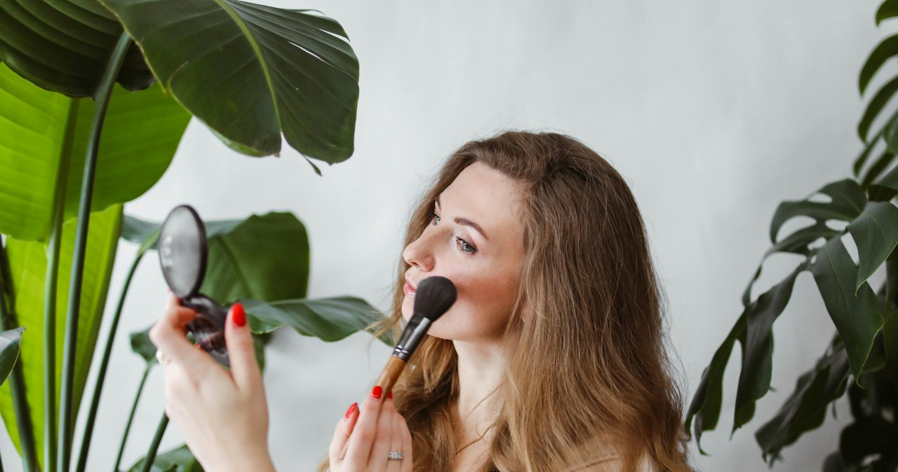 Zbyt dużą ilość różu uratujesz prostym trikiem / Polina Tankilevitch /pexels.com