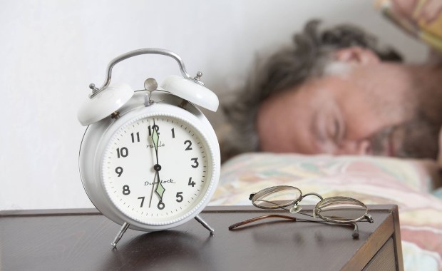 Zbyt krótki lub zbyt długi sen zwiększa ryzyko chorób serca