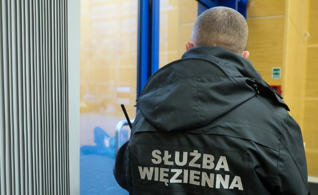 Zbyt poluzowali kajdanki. Kolejni funkcjonariusze więzienni z zarzutami