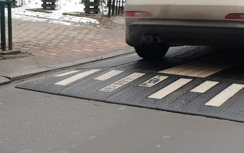 Zbyt szybki przejazd przez próg zwalniający może doprowadzić do uszkodzenia elementów zawieszenia i podwozia. /INTERIA.PL