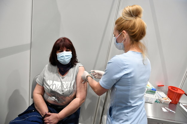 zczepienie pacjentów w punkcie szczepień powszechnych otwartym w Centrum Sportowym Gdańskiego Uniwersytetu Medycznego / 	Adam Warżawa    /PAP/EPA