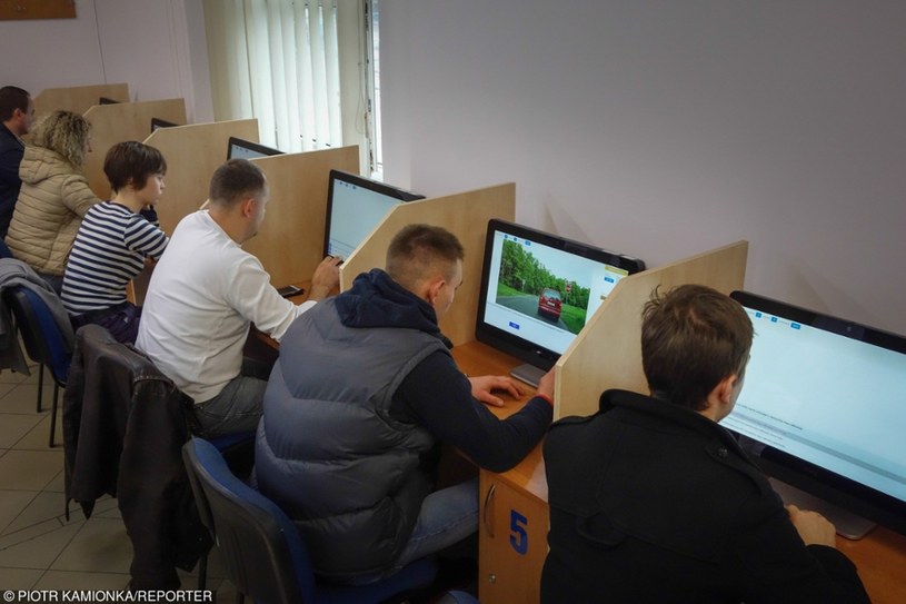Zdać egzamin jest trudno, a kierowcy są niedouczeni /Piotr Kamionka /Reporter
