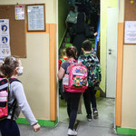 Zdalne nauczanie. Coraz mniej szkół pracuje w trybie stacjonarnym