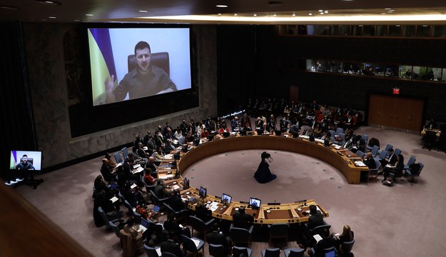 Zdalne wystąpienie Wołodymyra Zełenskiego przed Radą Bezpieczeństwa ONZ /Peter Foley /PAP