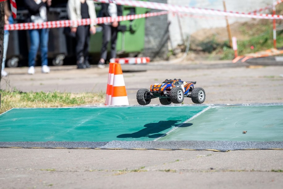 Zdalnie sterowane auta zmierzyły się na torze przeszkód. /Zachodniopomorski Uniwersytet Technologiczny   /