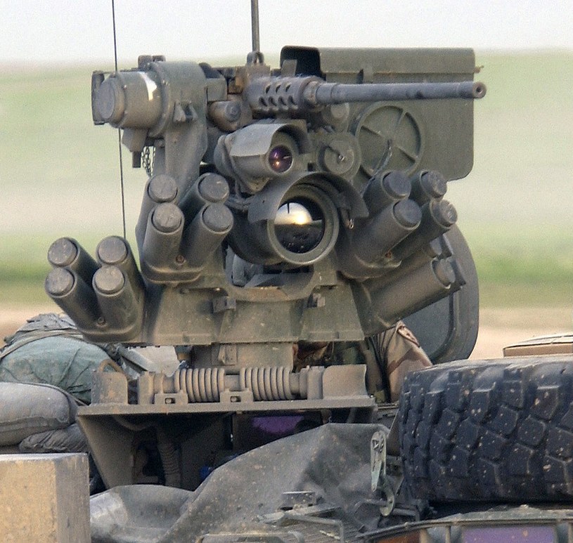 Zdalnie sterowany moduł uzbrojenia (ZSMU) to urządzenie, które jak sama nazwa wskazuje pozwalające celowniczemu na zdalne kierowanie ogniem z broni mało i średniokalibrowej. Montowany jest na wielu wozach bojowych, zmniejszając jego profil i zwiększając przeżywalność celowniczego, który siedzi wewnątrz pojazdu, a nie w wystawionej wieży. Na zdjęciu amerykański ZSMU Protector M151