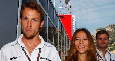 Zdaniem Alonso Button (na zdjęciu także dziewczyna kierowcy - Jessica Michibata) zostanie mistrzem /Getty Images/Flash Press Media