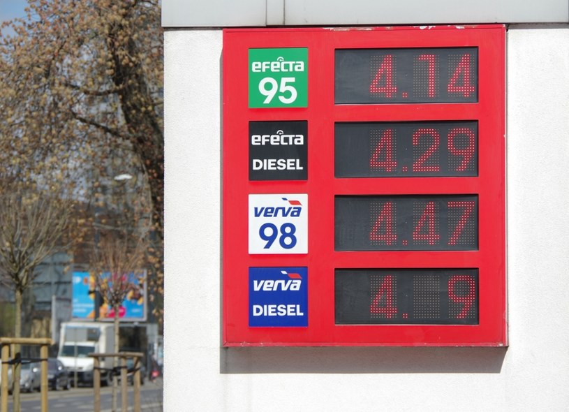 Zdaniem analityków czekają nas duże spadki cen paliw. /Marek BAZAK/East News /Informacja prasowa