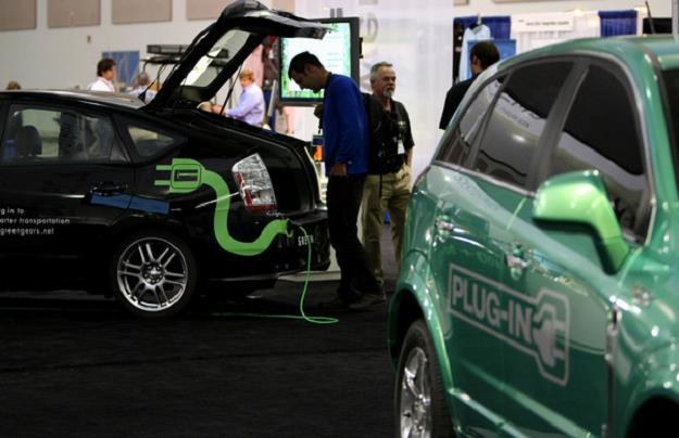 Zdaniem analityków rynek samochodów elektrycznych znajduje się  blisko przełomu /AFP
