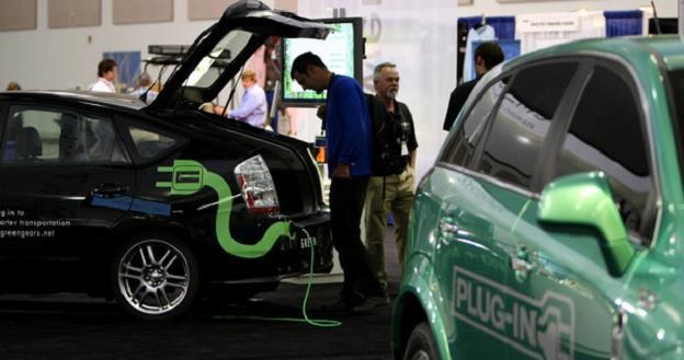 Zdaniem analityków rynek samochodów elektrycznych znajduje się  blisko przełomu /AFP
