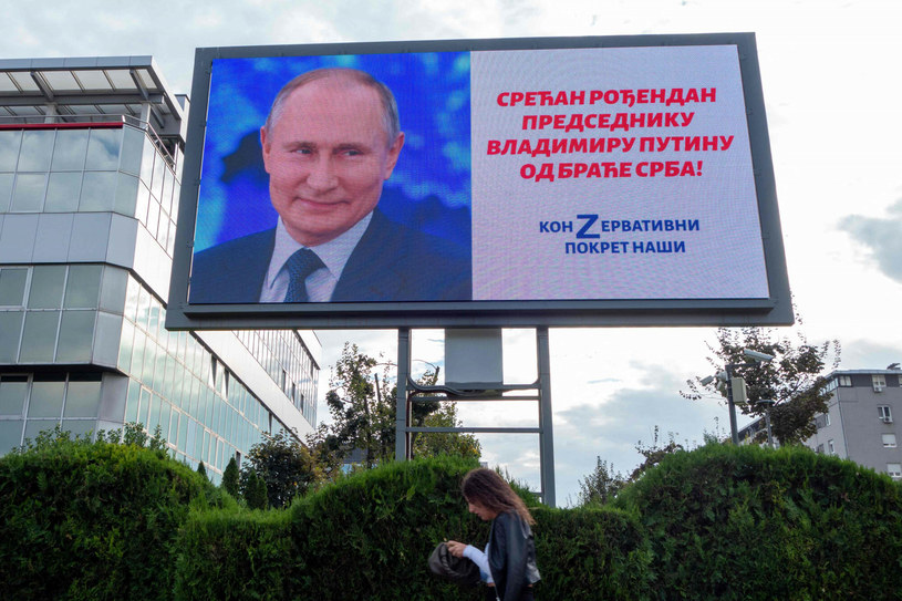 Zdaniem brytyjskich służb Władimir Putin posługiwał się dotąd "wadliwym" procesem podejmowania decyzji. Na zdjęciu: życzenia urodzinowe dla prezydenta Rosji od jego "serbskich przyjaciół" /ANDREJ ISAKOVIC / AFP /East News
