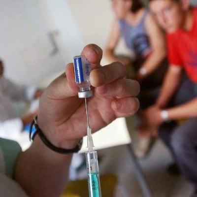 Zdaniem dr Anny Świąteckiej kluczowe w zapobieganiu zakażeniom grypy sezonowej są szczepienia /AFP