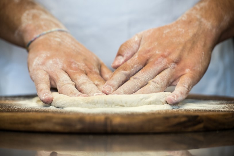 Zdaniem eksperta kluczowym w przygotowaniu idealnej pizzy jest dobór odpowiedniej mąki /Getty Images