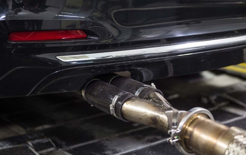 Zdaniem ekspertów szczególnie szkodliwe są diesle wyprodukowane przed 2016 r. oraz auta benzynowe  wyprodukowane przed 2001 r. /AFP