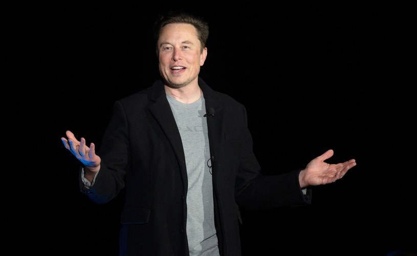 Zdaniem Elona Muska nowy kompaktowy model Tesli będzie poruszał się niemal wyłącznie w trybie autonomicznym. /JIM WATSON/AFP/East News /