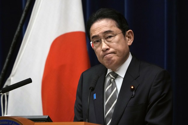 Zdaniem komentatorów premier Kishida chce odzyskać poparcie społeczne /Frank Robichon /East News